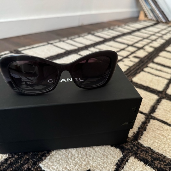 Chanel sunglasses in perfect condition. - Picture 5 of 11